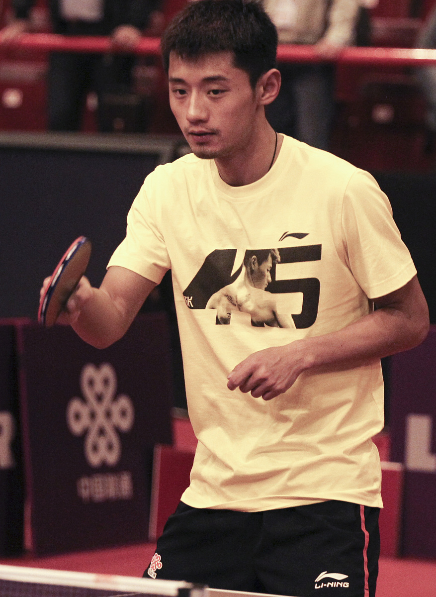 根据下面内容洗稿重新写一篇全新文章近日乒乓球奥运冠军张继科因借钱欠债及传播女演员隐私视频的传闻成为网络上热议的人物对此张继科工作室两次发文予以否认。不过随着事件的持续发酵张继科代言的各个品牌已陆续开始与其撇清关系。除了张继科不少体坛明星也曾深陷赌博漩涡。羽坛新星参与赌球被罚禁赛2021年中国羽毛球协会在官网发布公告称运动员朱俊豪、张滨榕在2019年的国际比赛中违反了世界羽联《反赌球及操纵比赛结果法