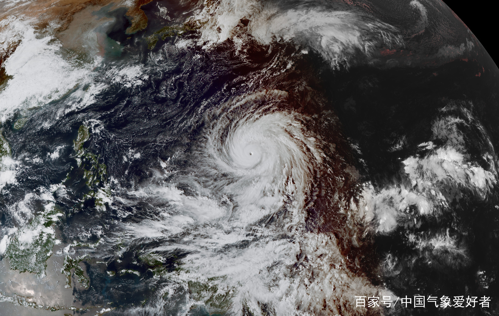 超越台风山竹!从太空看新“风王”玉兔:风眼浑圆深邃,云系巨大