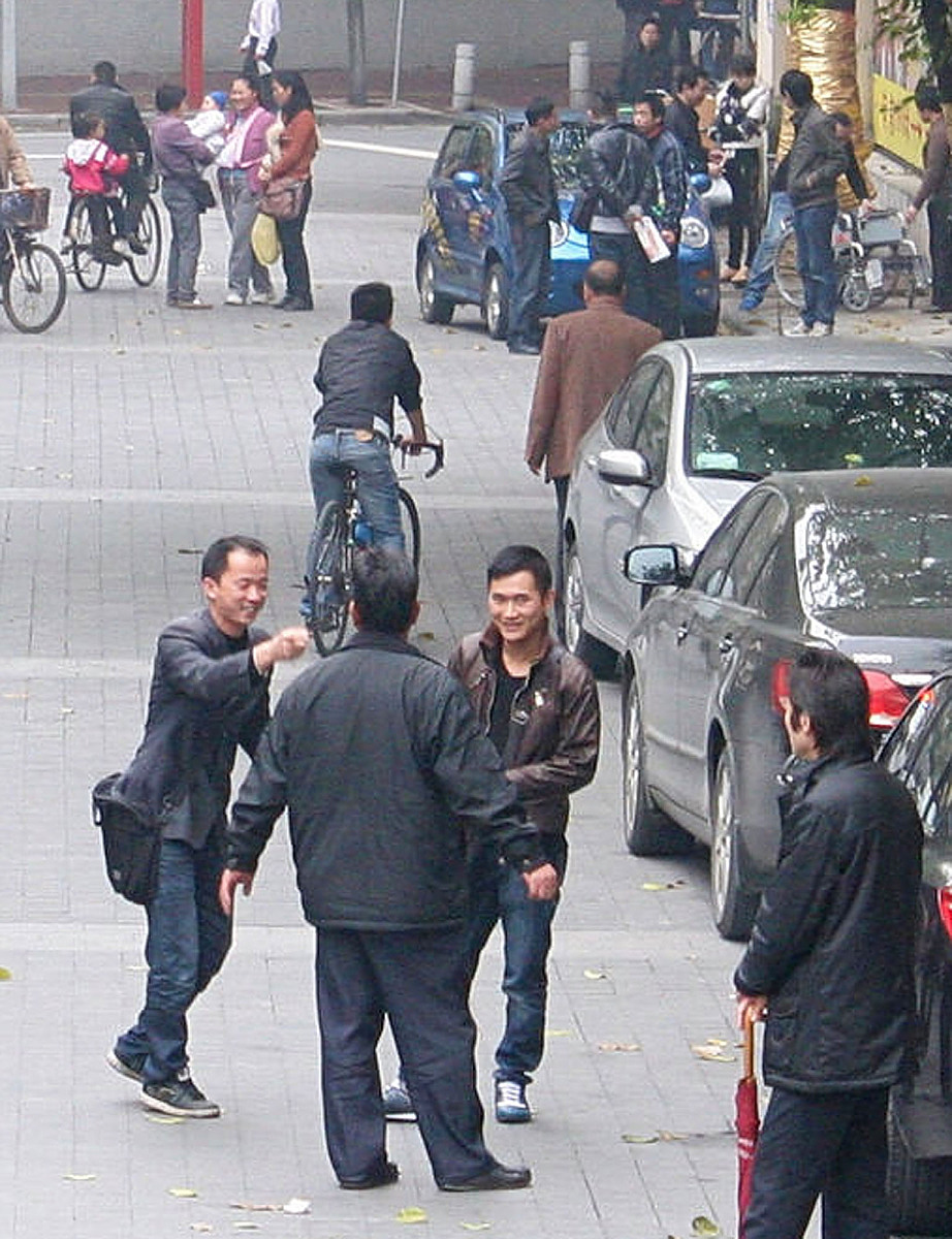 晨练大爷意外发现逃犯藏匿墓地，警方迅速介入调查