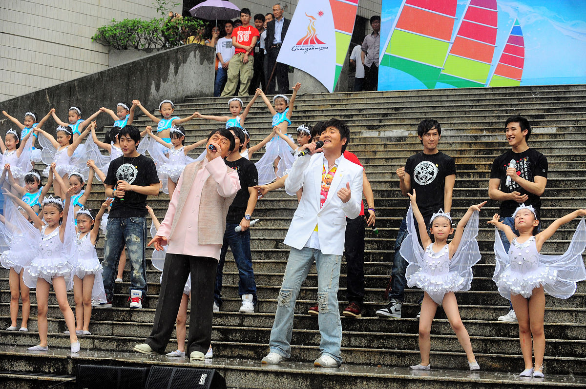 2010年5月18日,广州,亚运歌曲《蓝天》在中山大学举行首发仪式.成龙,