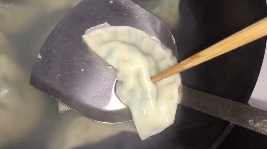 煮饺子好吃不破皮的小技巧,在厨师朋友那学到的,试过的都说好