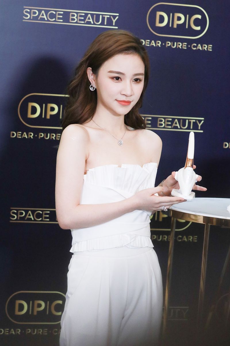 高跟鞋耳钉突出卖点1、 轻奢法式气质高级感可以很好修饰脸型流行又不失经典凸显气质。2、复古金属感耳坠小众仙女。为上面写一段销售话术