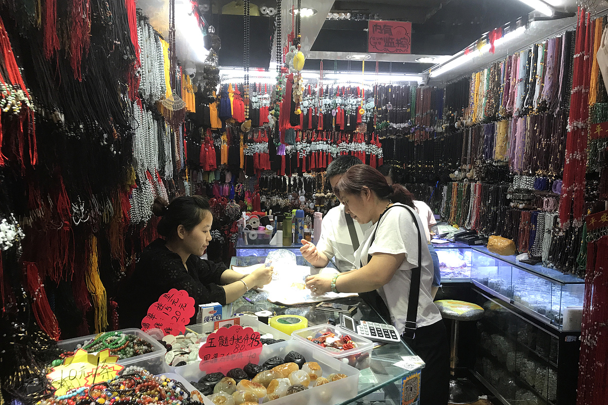 ***_***2017年6月19日,北京阜外大街的天意小商品批发市场,顾客在购买