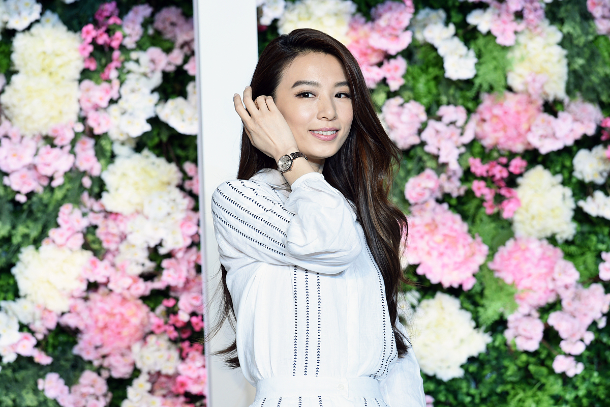 田馥甄梳大波浪卷发穿白蕾丝裙仙气飘飘  闻ella合约问题忙打太极"时