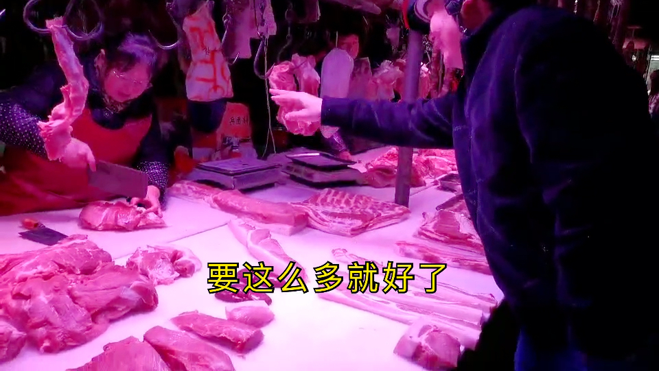 在浙江湖州小镇的菜市场,L哥买的猪肉25元一斤,牛肉48元一斤
