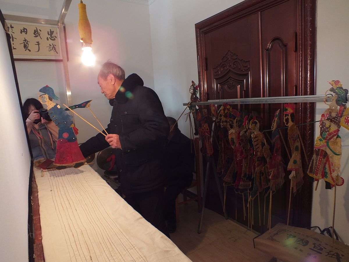 民间故事民间故事是在人口中流传的并被口头传承下来的故事。这些故事通常反映了一定区域的文化与价值观念以及人们对生活、自然和神秘世界的认识和理解。民间故事可以分为许多类型包括童话、神话、传说、寓言、谚语等等。它们常常涉及到人类最基本的情感和需求如爱、恨、欲望、忠诚、困难、胜利等等。许多民间故事中都有明显的道德或社会教育性质帮助人们建立正确的价值观念和道德准则并引导他们遵循正确的行为方式。此外一些民间故