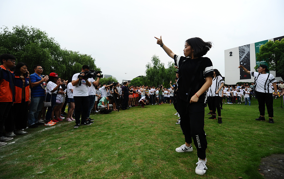 生成一份关于大学生旅游消费行为调查研究的论文