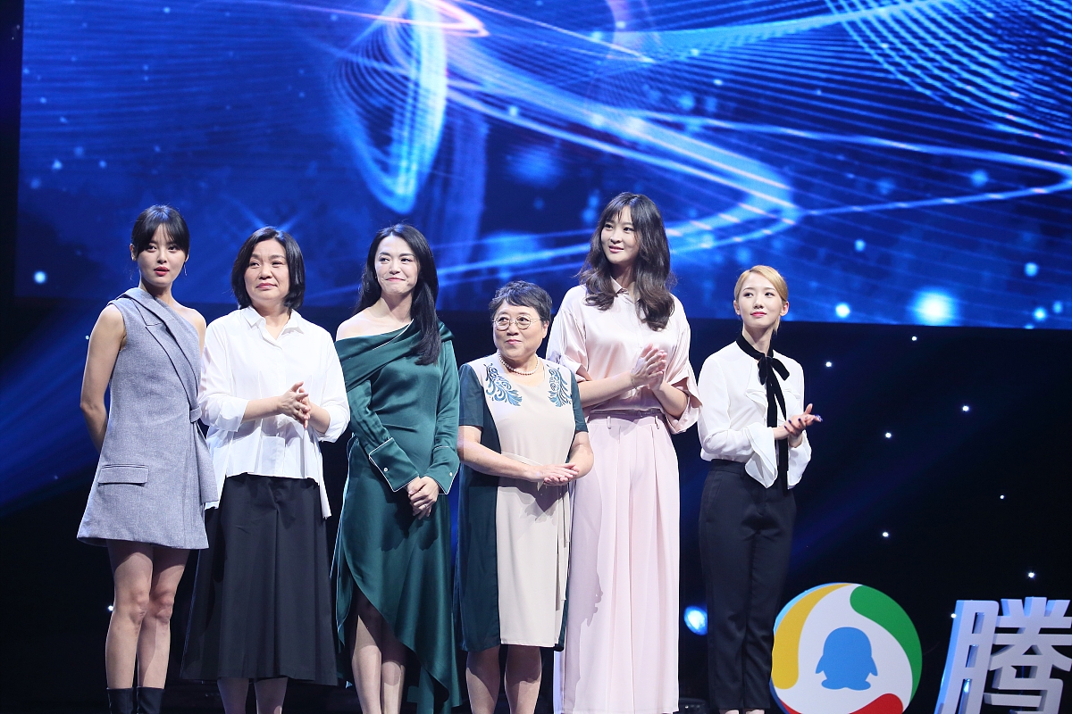 姚晨宝石绿裙典雅直言"中年女演员的尬与惑"  辛芷蕾回应"欲望脸",李