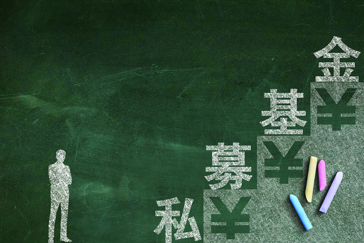检测下面文案逻辑性1998年龙江省尚北一中十七号考场。齐磊怔怔地看着窗外视线穿过葱翠的杨树林定格在校外一间门脸房上——《潮流音像店》。隐约有一道歌声穿透力极强灌进耳膜。仔细辨认是张学友的《一千个伤心的理由》真潮流啊！僵硬着脖子收回目光身前一张课桌映入眼帘。好吧这课桌就更厉害了纯实木无拼接贴个牌子放在高档家具城光桌板就值个千八百的。就是有点旧都掉漆了不知多少位神人落下的数学公式和歌词、名言摞在一块儿
