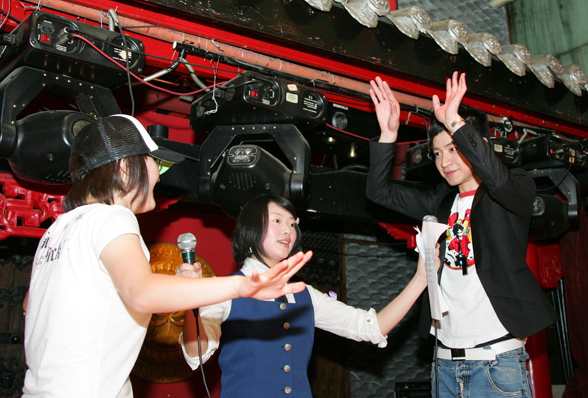 2008年5月1日,成都,"好男儿"王?|的首部小说《走啊,走啊,心动》小型发