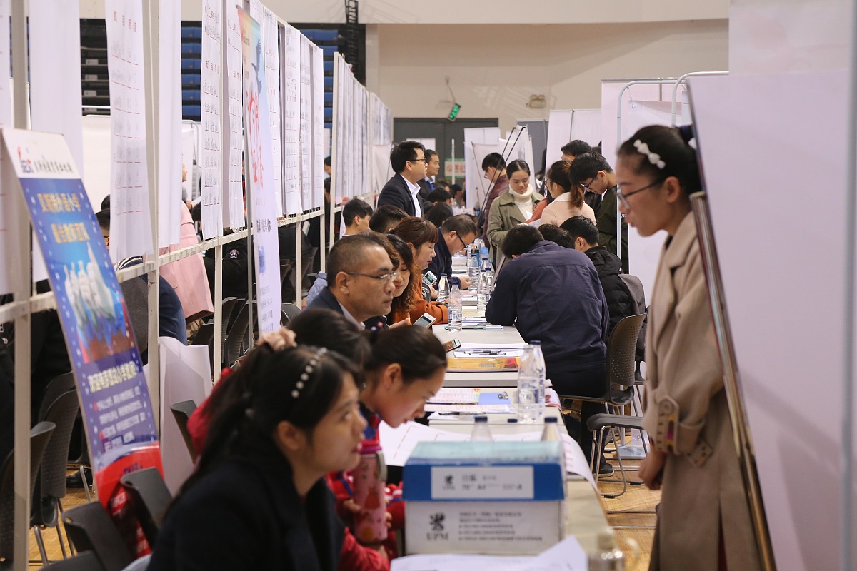 请对句子大幅度修改 他们在教务管理工作中都有特定的需求包括各自的职责和权限以及一些共同的功能。为了满足用户需求需要从用户角度对系统进行功能性需求分析