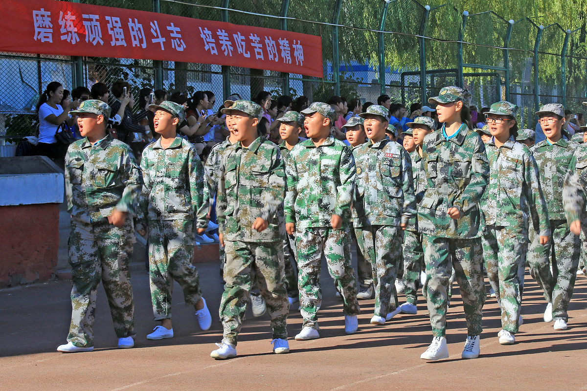 成都希望卫校2022年秋季军训典礼：磨砺意志，增强体魄