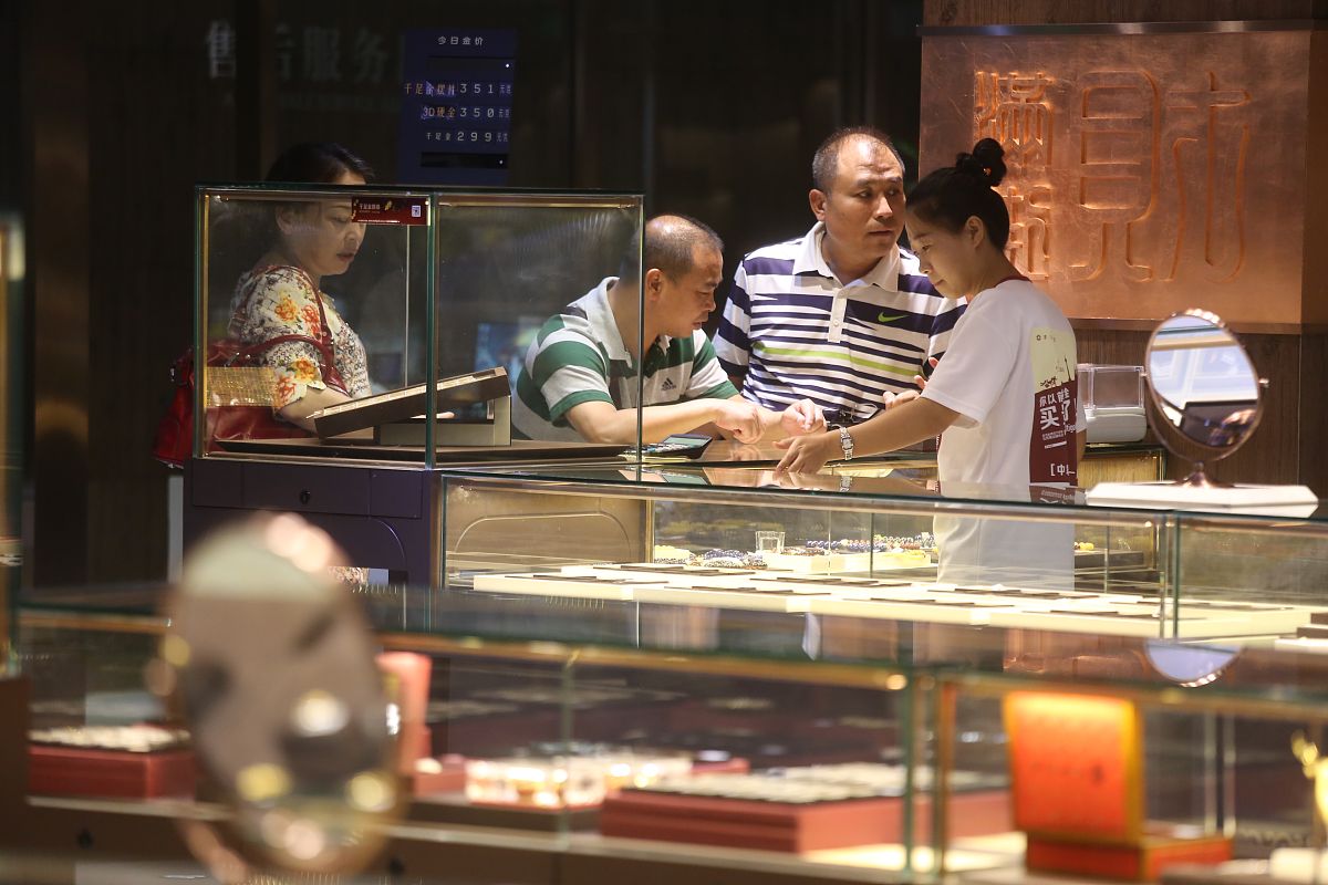 请使用1000字描述一下孙子兵法第七章内容并以现代例子进行说明