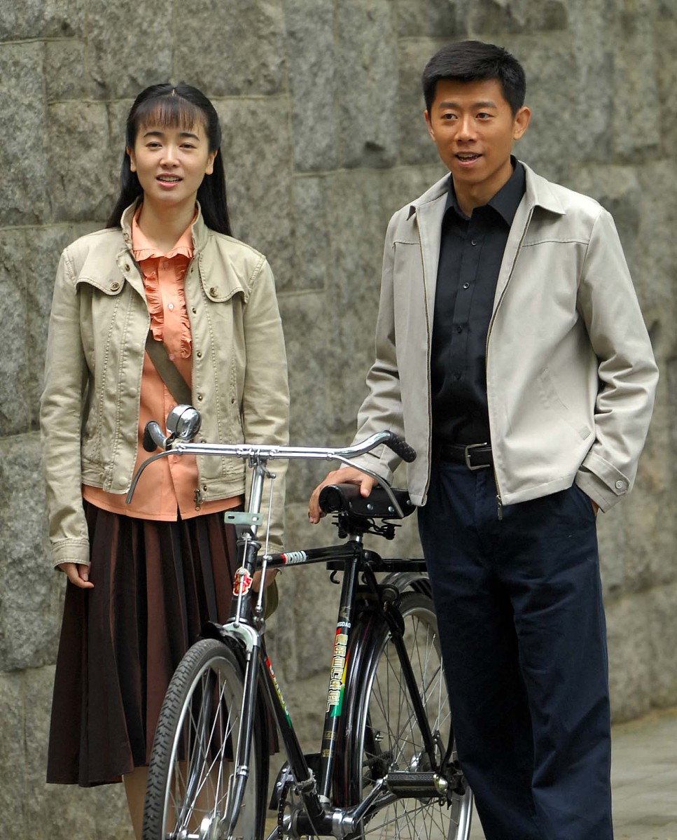 2008年6月7日,青岛,电视剧《我们的八十年代》在青岛开拍.夏雨,左小青