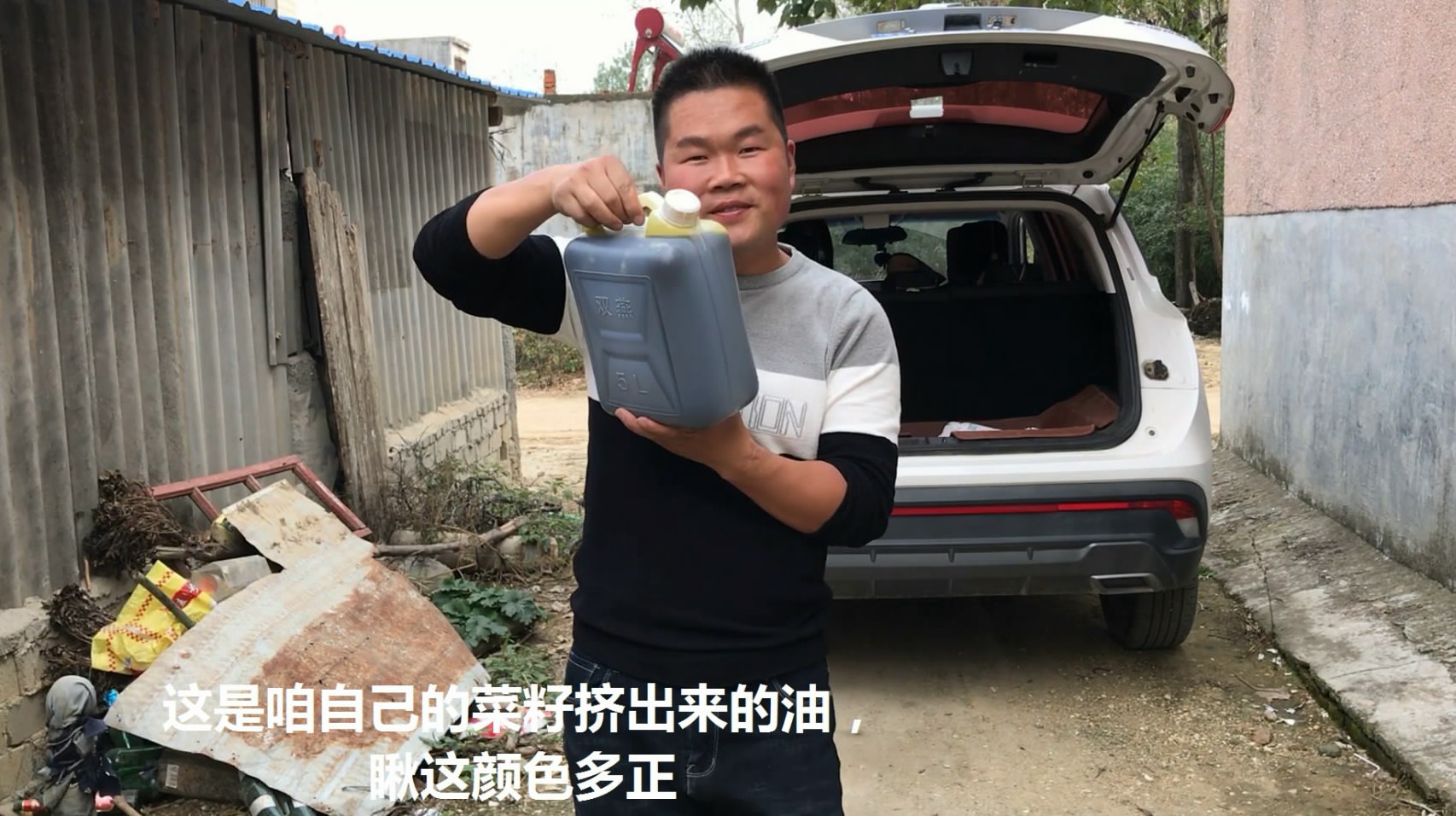 河南农村小伙用自家的油菜籽榨油,出来的油颜色纯正又好看