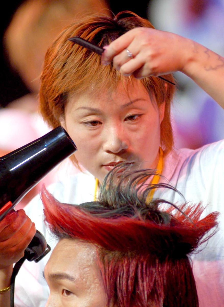 2004年5月27日,江苏2004发型化妆大赛在南京紫金大戏院隆重举行,来自