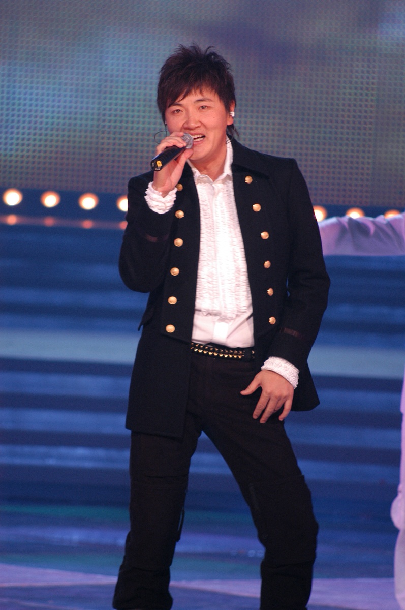 2007年1月1日元旦晚上,众多著名歌手在海南三亚美丽之冠为三亚市城市