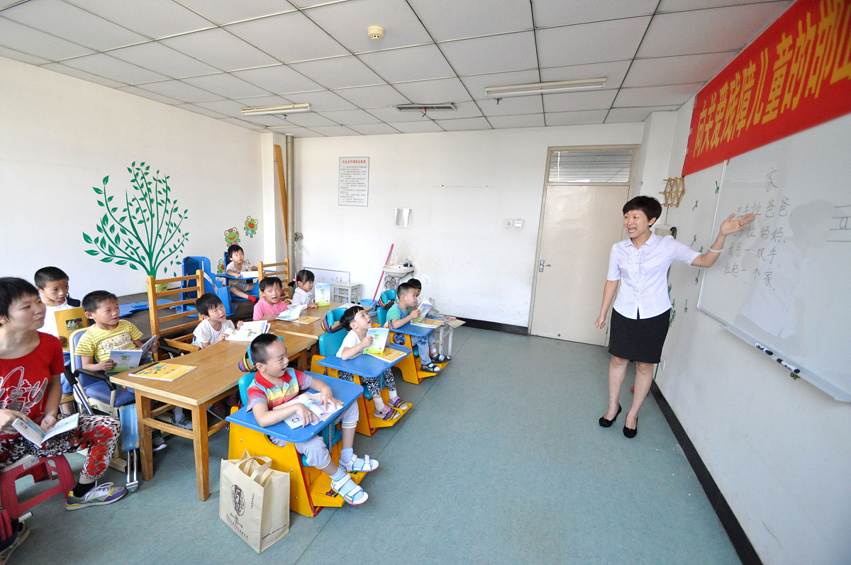 教师跨乡镇调动申请尊敬的教育局领导：我是×××小学的一名教师现在想申请跨乡镇调动。由于个人原因我需要到××镇工作希望能够得到您的支持和批准。我在××小学工作了五年担任过小学各年级的语文老师曾多次获得市级教学比赛的奖项。我一直以来都非常认真负责地对待自己的工作也得到了学生和家长的好评。但是由于家庭原因我需要到××镇居住和工作。我已经与××镇的一所小学联系过得到了他们的同意并且他们也需要一名语文老师。