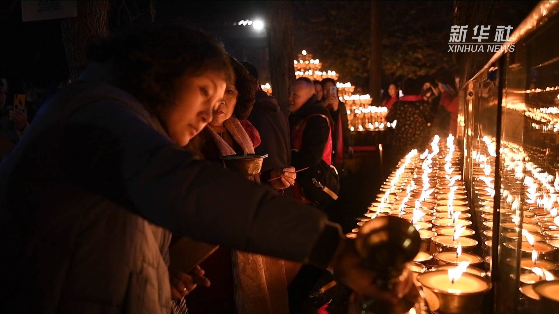 燃灯节上祈吉祥