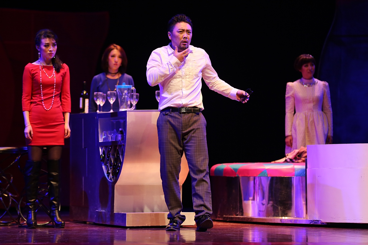 写一个剧本一个善良女生跟医生谈恋爱的剧本。1000字