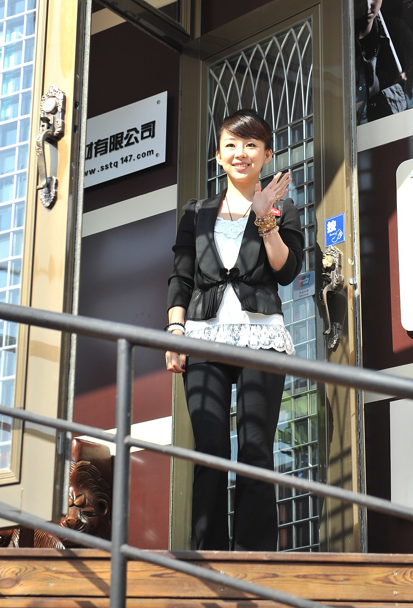 2011年<strong>9</strong>月27日,长春,众9球美女出席活动为球迷签名.