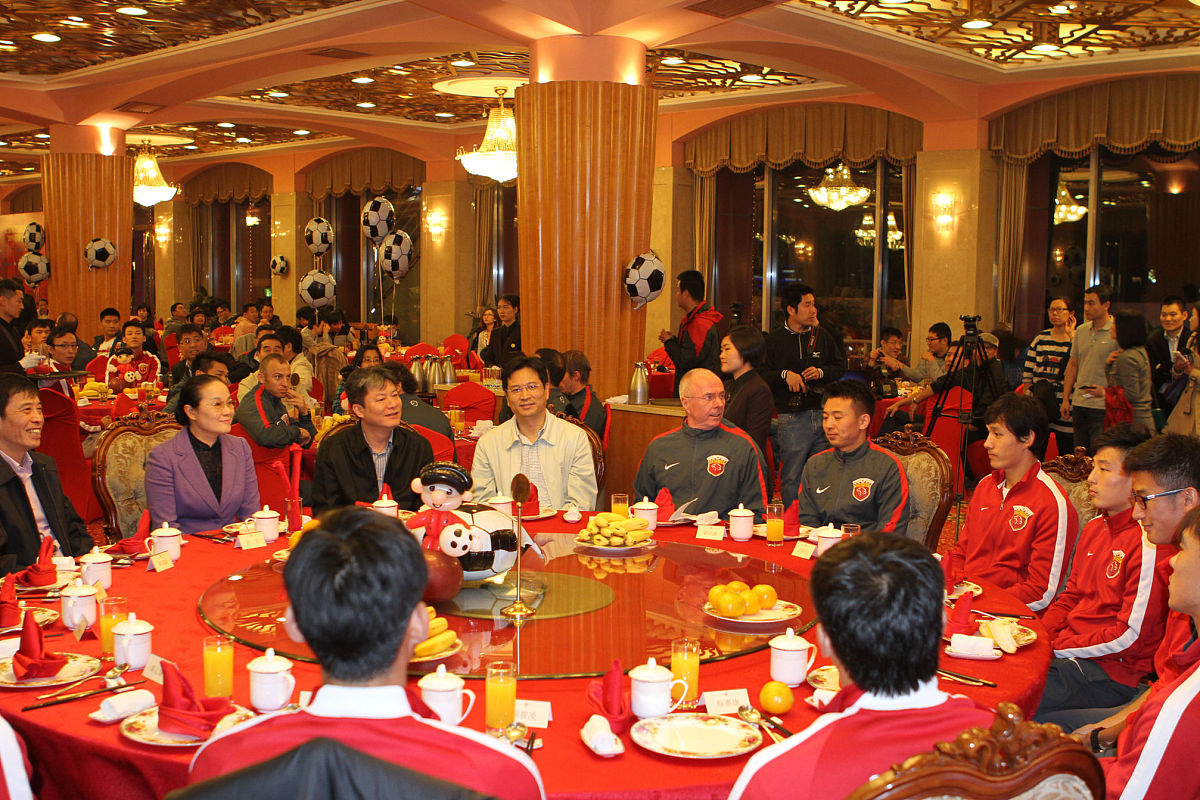 单位领导部门同事一起聚餐时提酒该说些什么敬酒词