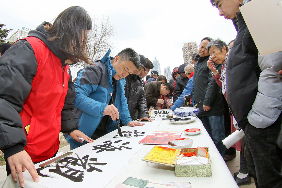 2019年3月30日,山东烟台,书法家在首届烟台市民文化节开幕式上挥毫.