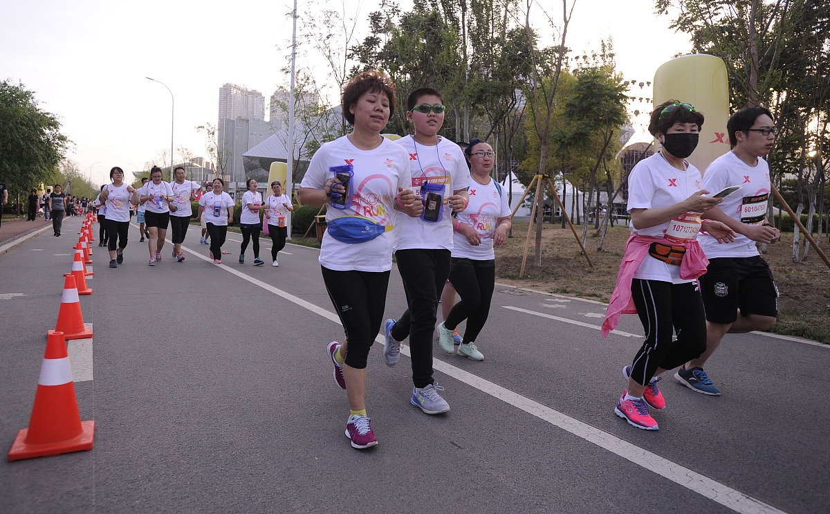 张口闭眼男梗：起源、含义和应用 | 表情包的奇妙旅程