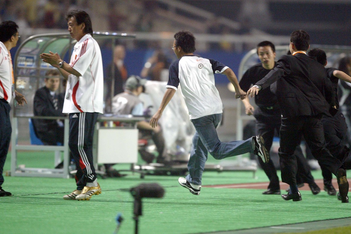 2007年4月21日,武汉,足球表演赛,中国女子足球队迎战国际足联世界明星