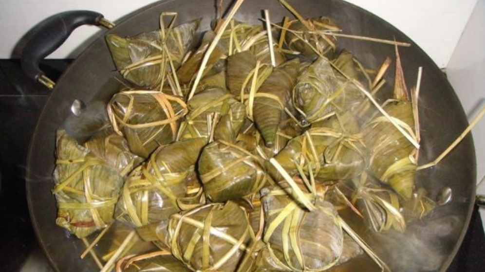 煮粽子用冷水还是热水?好多人一直做错,导致粽子漏米松散又夹生