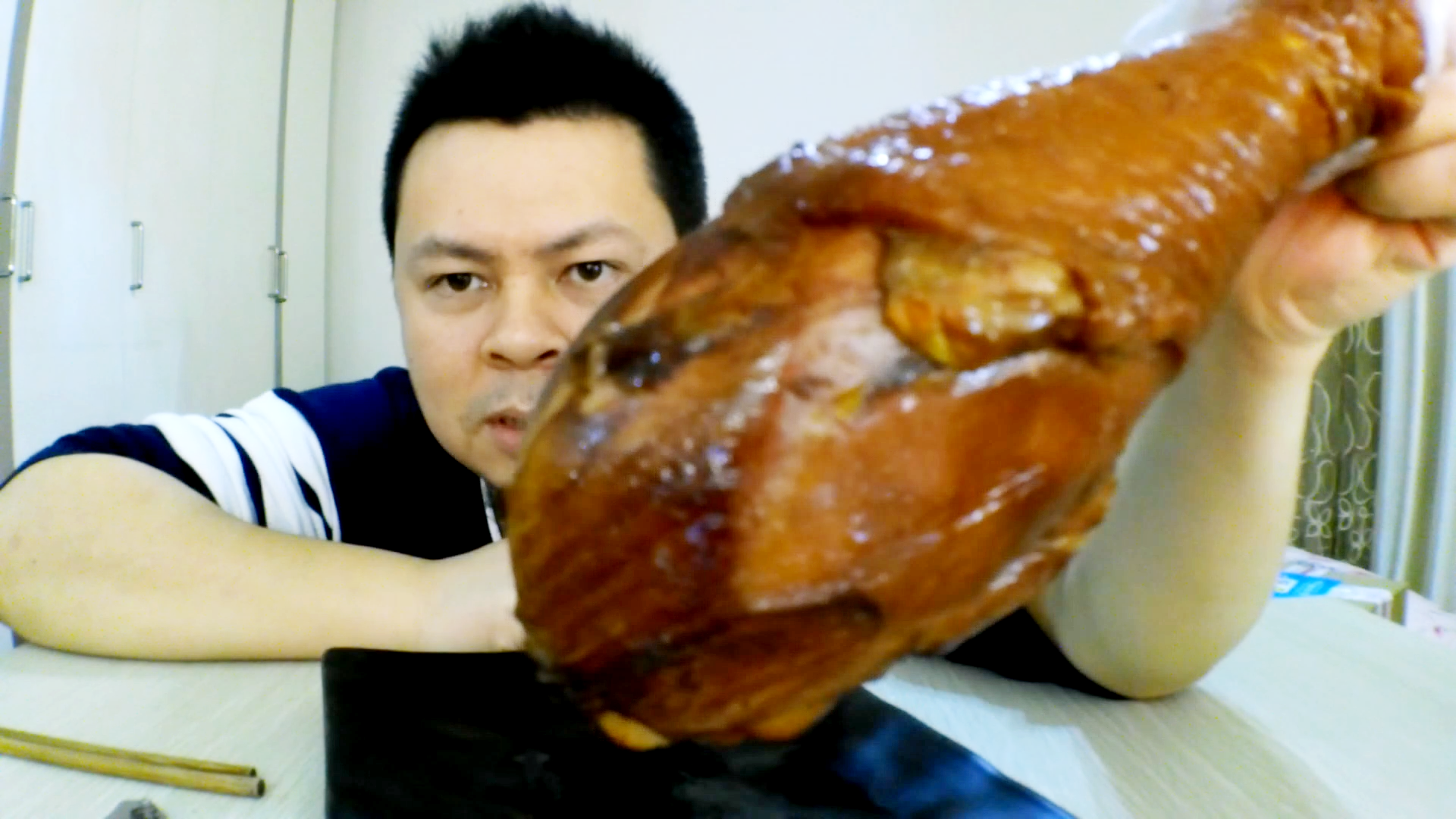 试吃巨大的“火鸡腿”,火鸡究竟是什么鸡,怎么腿比我胳膊还粗?