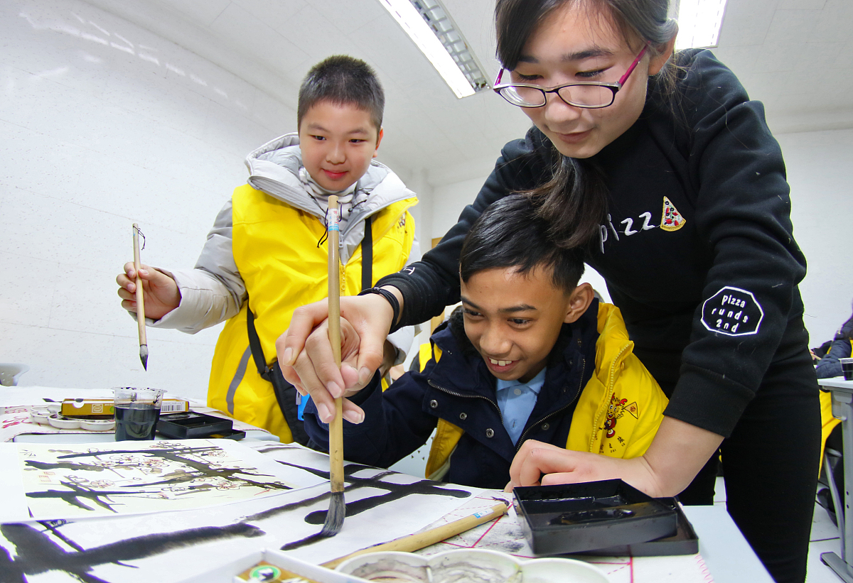 ***_***2016年12月16日,海外华裔青少年们在山东烟台鲁东大学学习中国