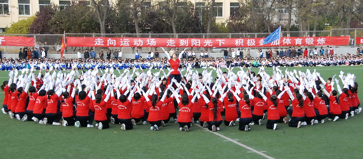 辽宁师范大学彩旗方队：汇聚校园斑斓色彩，展现青春活力