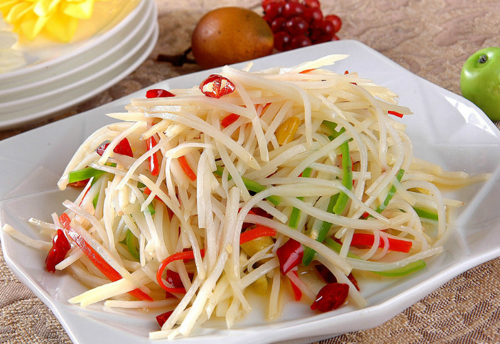 炒土豆丝时,应该泡水还是焯水?其实都不对!这才是正确做法