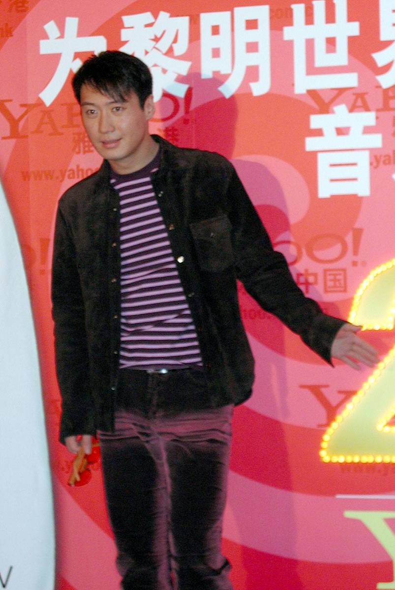 黎明摆出靓仔造型.+++_+++黎明,2002年世界杯,主题曲