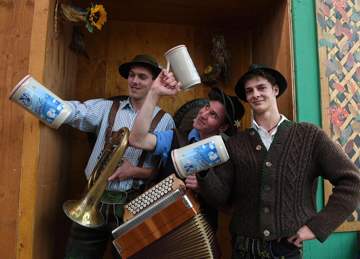 当地时间2018年8月30日,德国慕尼黑,参加慕尼黑啤酒节新闻发布会的人