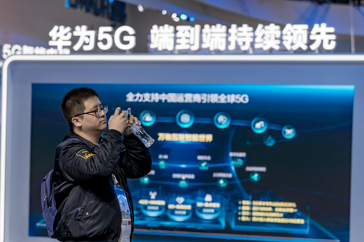 华为光产品线总裁靳玉志提出三阶段建网理念，推动5.5G与智能世界发展