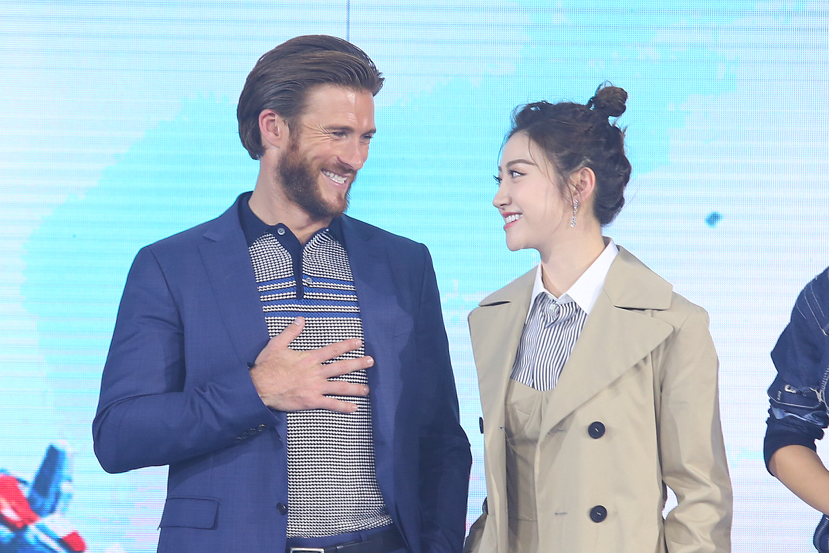 电影八佰论文：历史背景、制作过程与社会影响分析