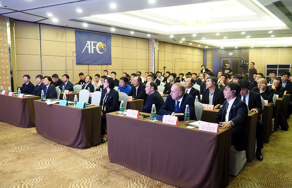 银行半年工作座谈会领导讲话：团结一致，再创佳绩