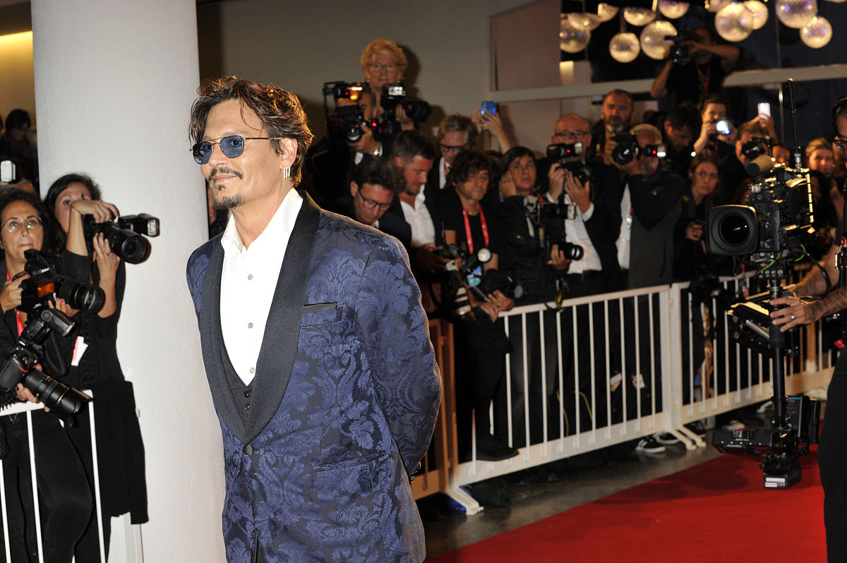 1200字关于电影中的音乐：如何塑造情感和氛围