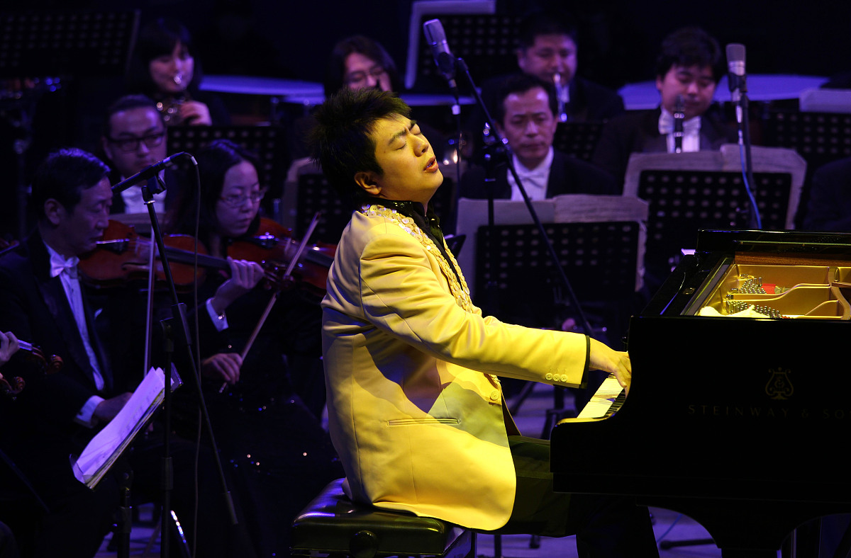 在5A级景区黄鹤楼举办一场国风音乐会音乐会的形式分为线下预售及线上付费直播两种那么线下预售及线上付费直播这两种形式的优点各是什么可以细说一下吗？除此之外还有什么形式吗？