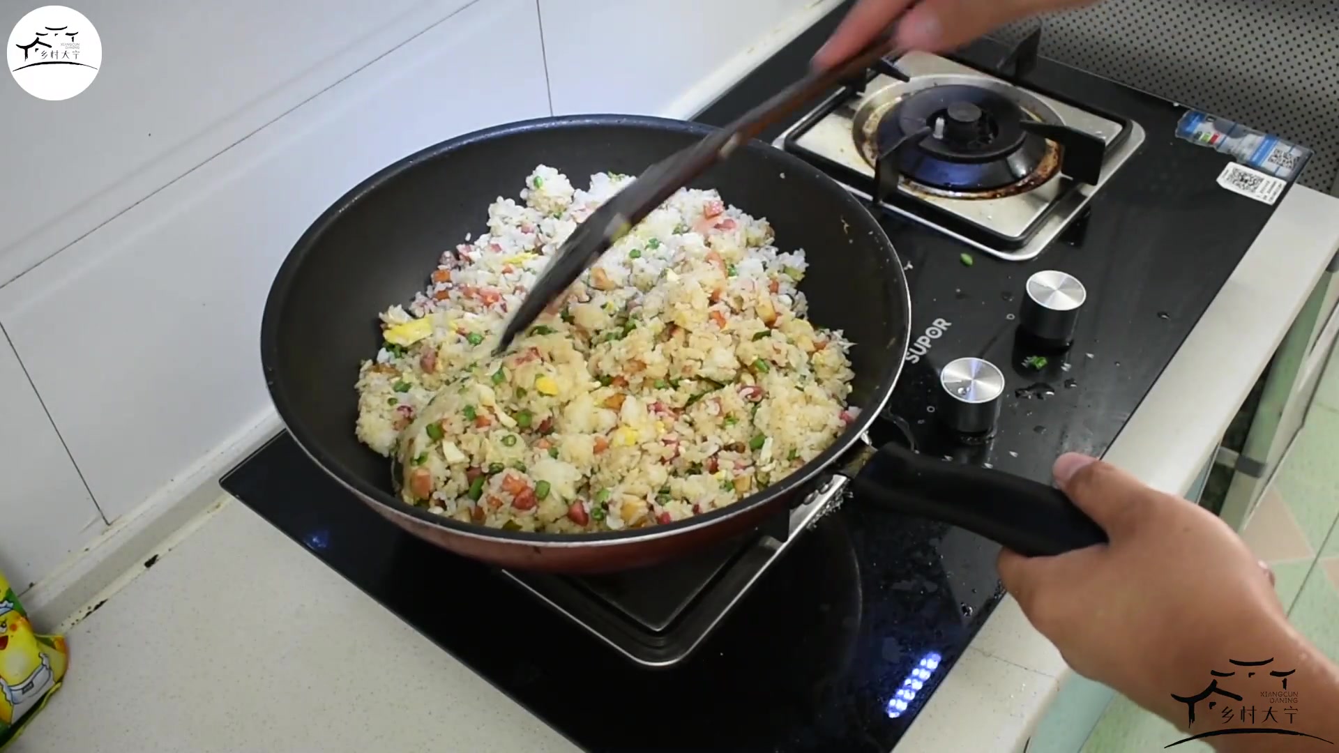 用火锅丸子炒蛋炒饭,配上酥脆的油饼和豆角鸡块,一次能吃三碗