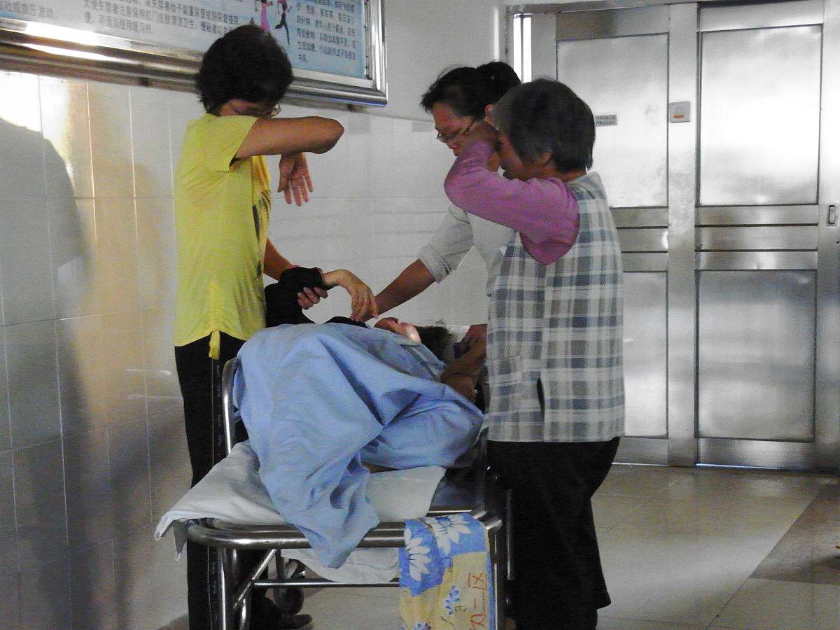 ***_***2011年11月29日,广东清远,男生伤重抢救无效死亡,亲人痛不欲生