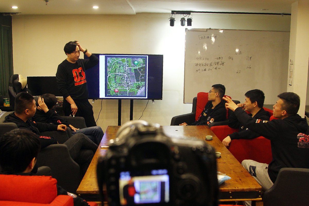 钢铁雄心坦克模拟中文版是一款有着诸多经典画面的坦克游戏玩家可以扮演一名坦克指挥官领导自己的坦克部队与敌人展开激烈的战斗细节极致将您带入了真实的战场环境中让您感觉如同亲临实战一般特色丰富多彩包括更换各种坦克装备和升级自己的坦克制定战术方案调派部队作战等等。续写这段话