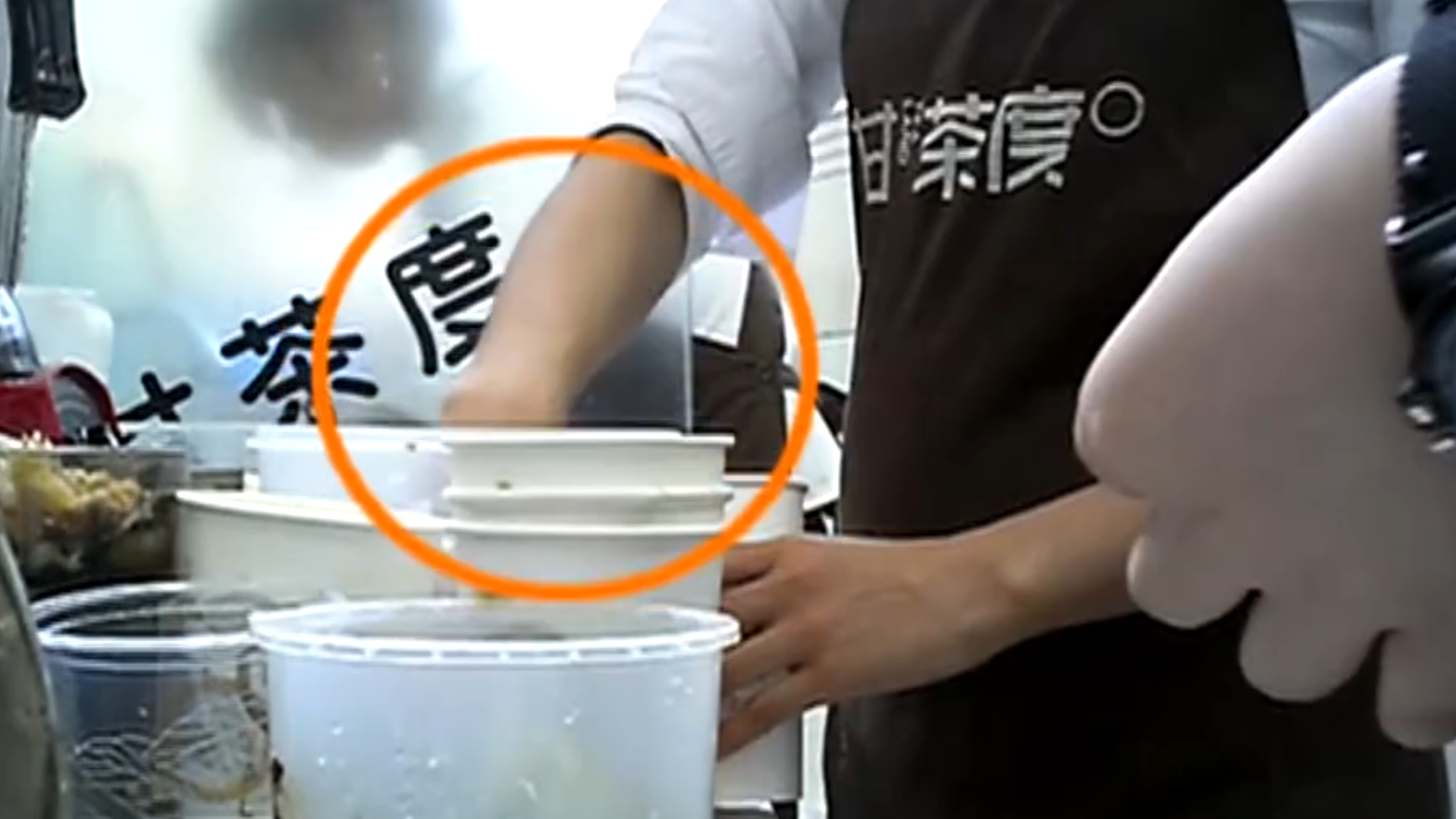 记者卧底“甘茶度”奶茶店连呼恶心!店员:白给我都不喝!
