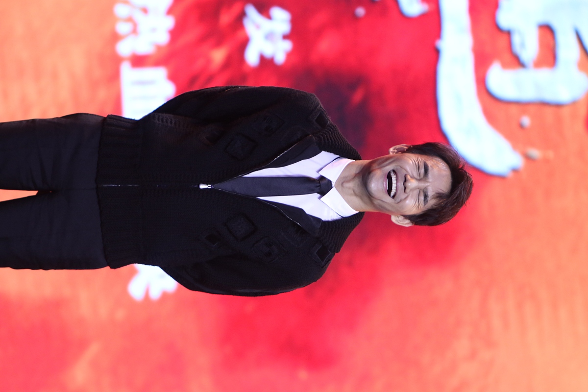 王凯"擒拿"马天宇上演后背杀画面太美 现场秀枪法斗帅颜值爆表