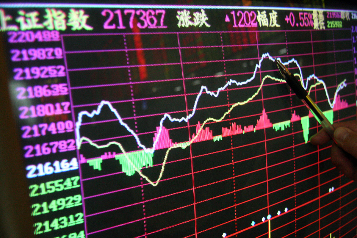 2006年12月5日,郑州某股票交易大厅,股民正在密切关注大盘.+++_+++证