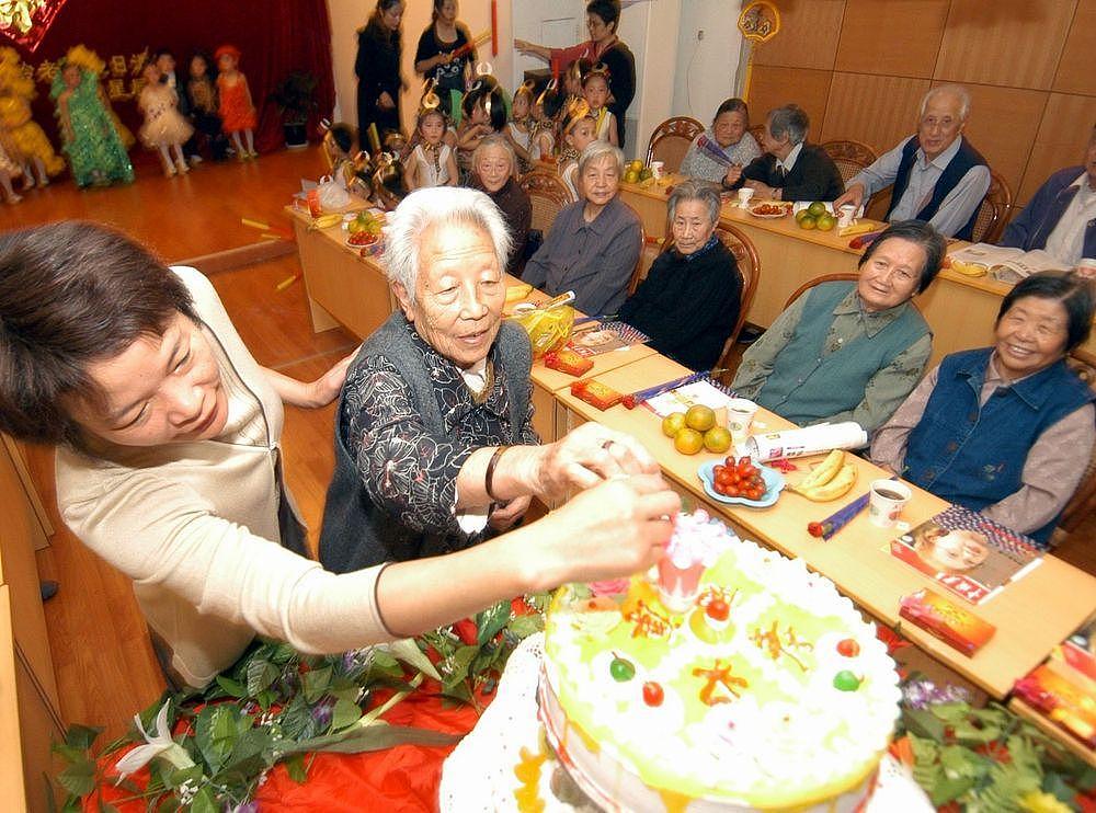 用优美的语言扩写这段话七旬大寿的老寿星仍然如女神一般闪耀着光辉；堂上子孙满堂四世同堂的天伦之乐如春风拂面松柏长青。