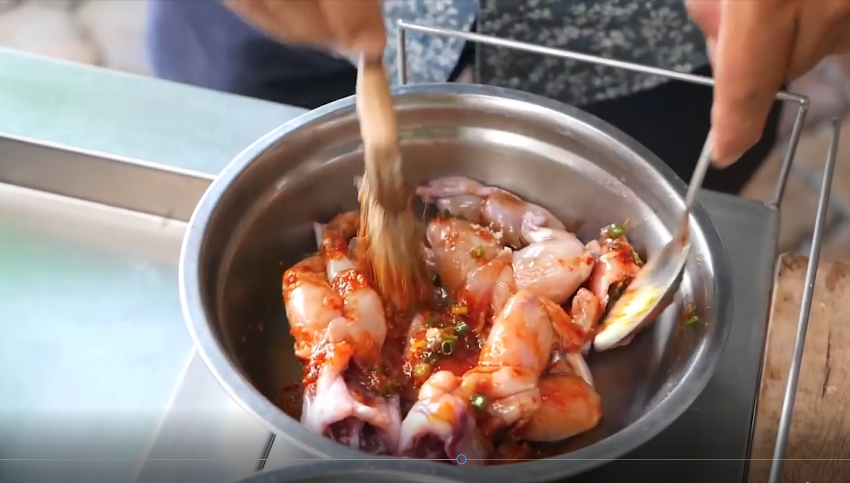 这位美女做的田鸡烧烤,制作烧烤前在田鸡身上泡了药酒,味道很香
