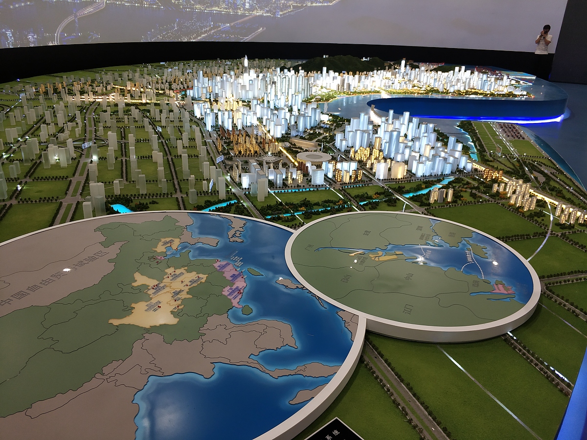 一段不少于一百二十个字的话帮我写宁波市前湾新社会文化专题屏的功能概述为住建局提供参考；并详细分析前湾新区社会文化相关的指标分五类指标每类指标不少于三个。